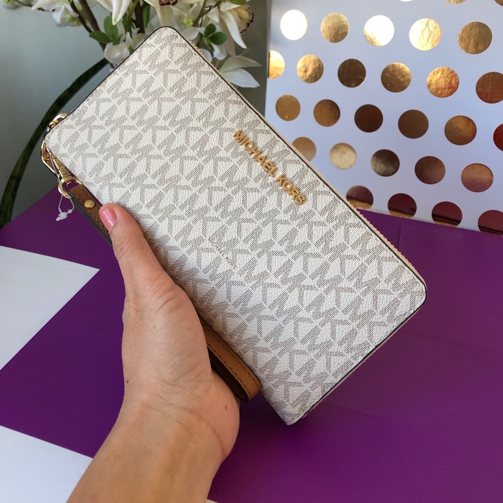 🔥🔥Michael Kors Vanilla Continental wallet🔥🔥